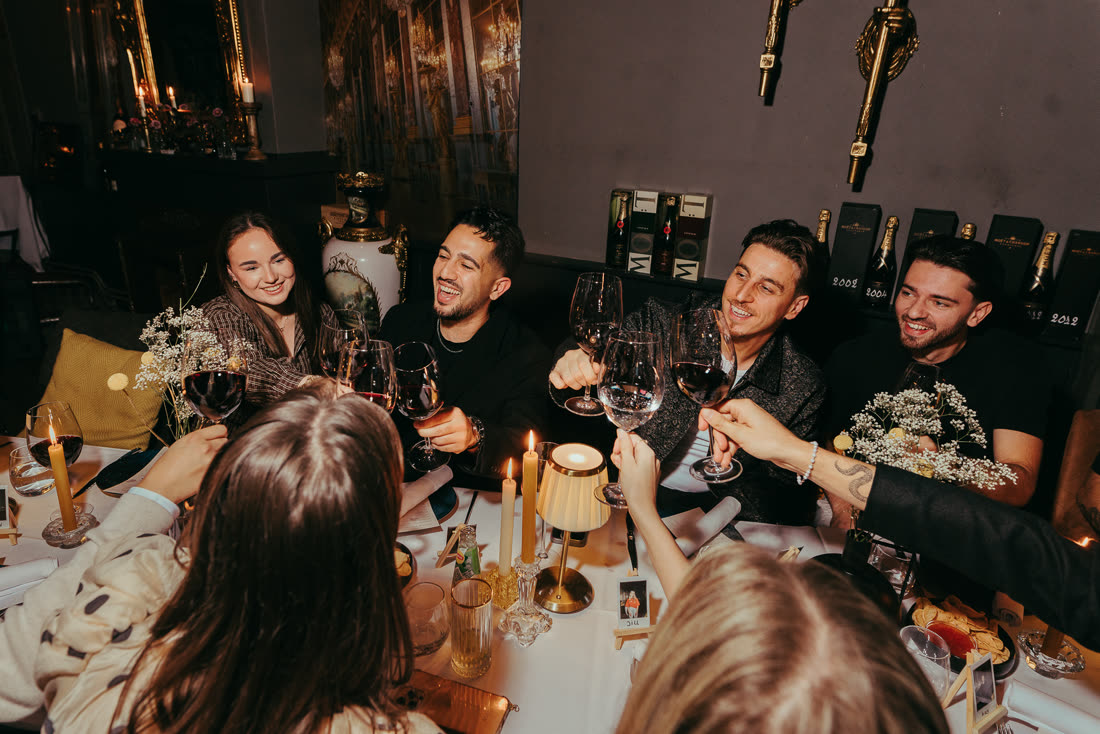Het NEMO-team heft het glas tijdens een gezamenlijk diner